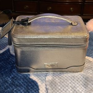 Victoria makeup bag